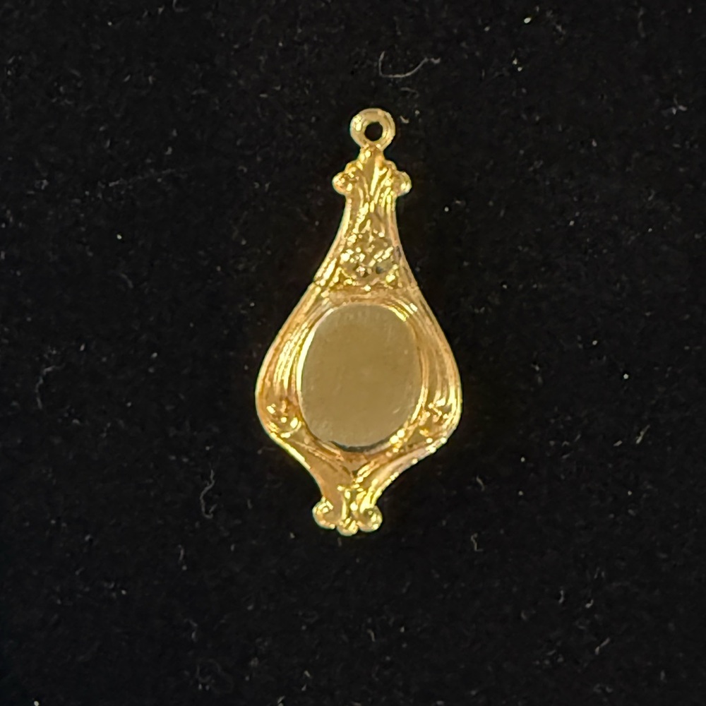 Vintage Dainty Gold Tone Cameo Pendant - Picture 3 of 3